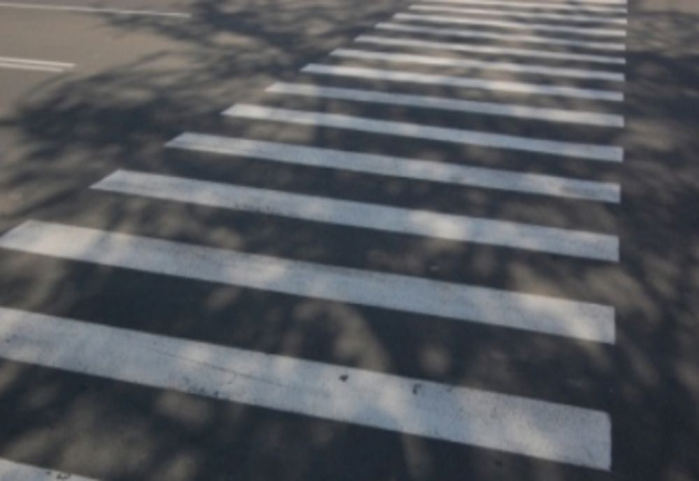 Doi pietoni, loviți de autoturism, în timp ce traversau regulamentar strada, în Oradea