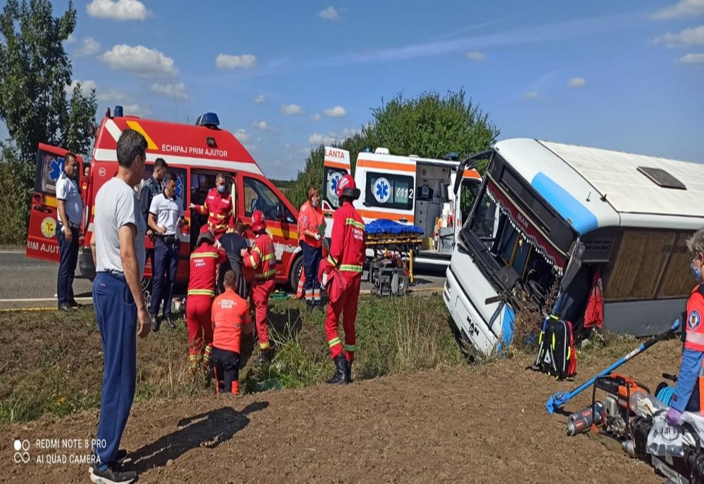 Planul Roşu de Intervenţie activat în Bihor! Autobuz cu 21 de pasageri implicat într-un accident rutier (FOTO/VIDEO)