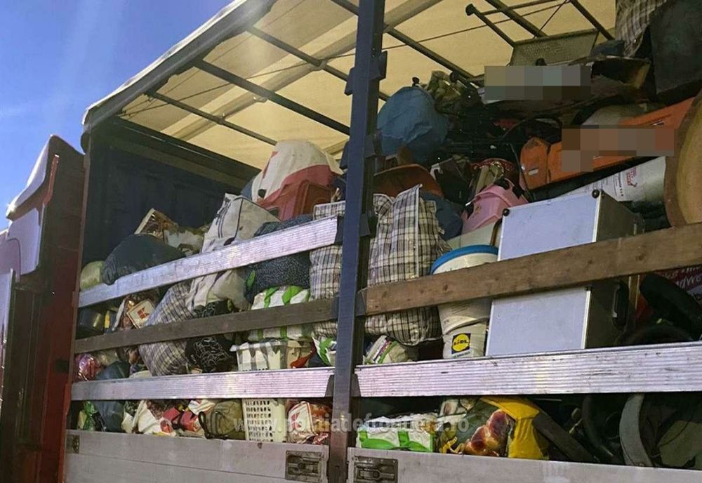 Încă un transport cu 15 tone de haine second-hand, oprit de polițiștii de frontieră, în Vama Borș