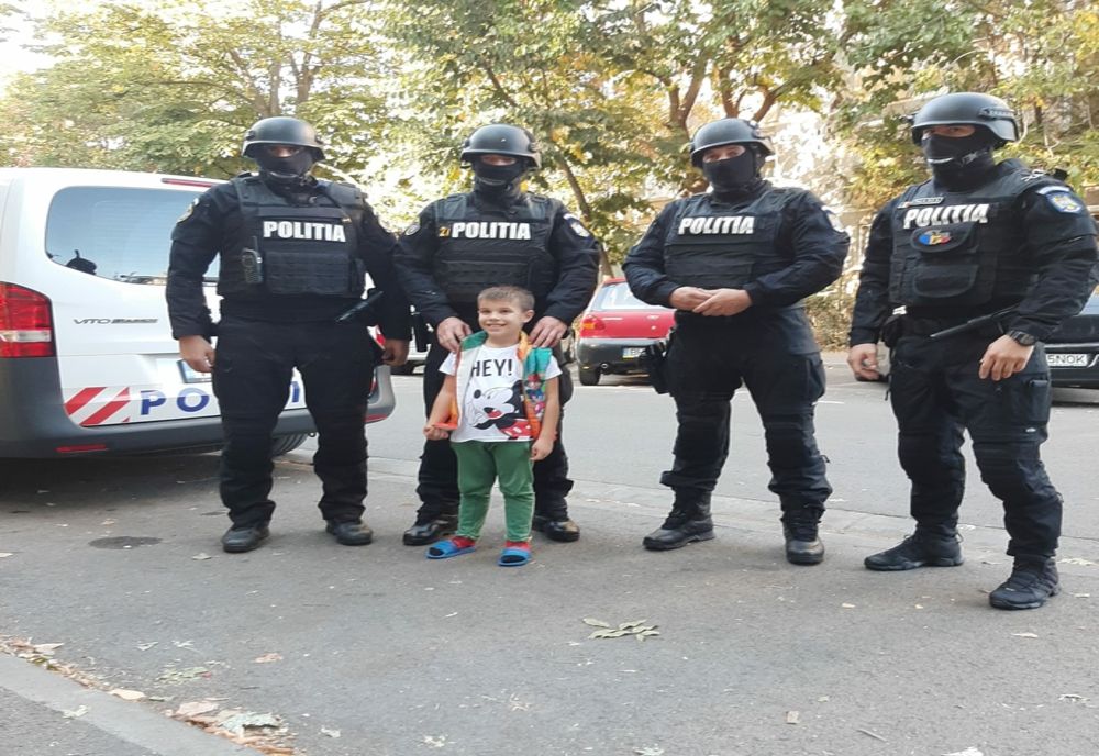 Misiune surpriză a mascaţilor bihoreni! Clipele inedite de care a avut parte un copil de 6 ani (FOTO)