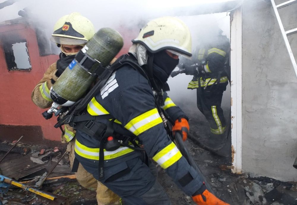 Incendiu în Cetariu, provocat de o lumânare aprinsă, lăsată nesupravegheată