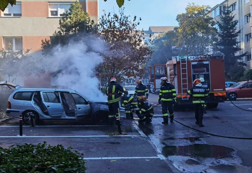 Maşină cuprinsă de flăcări pe o stradă din Oradea (FOTO)