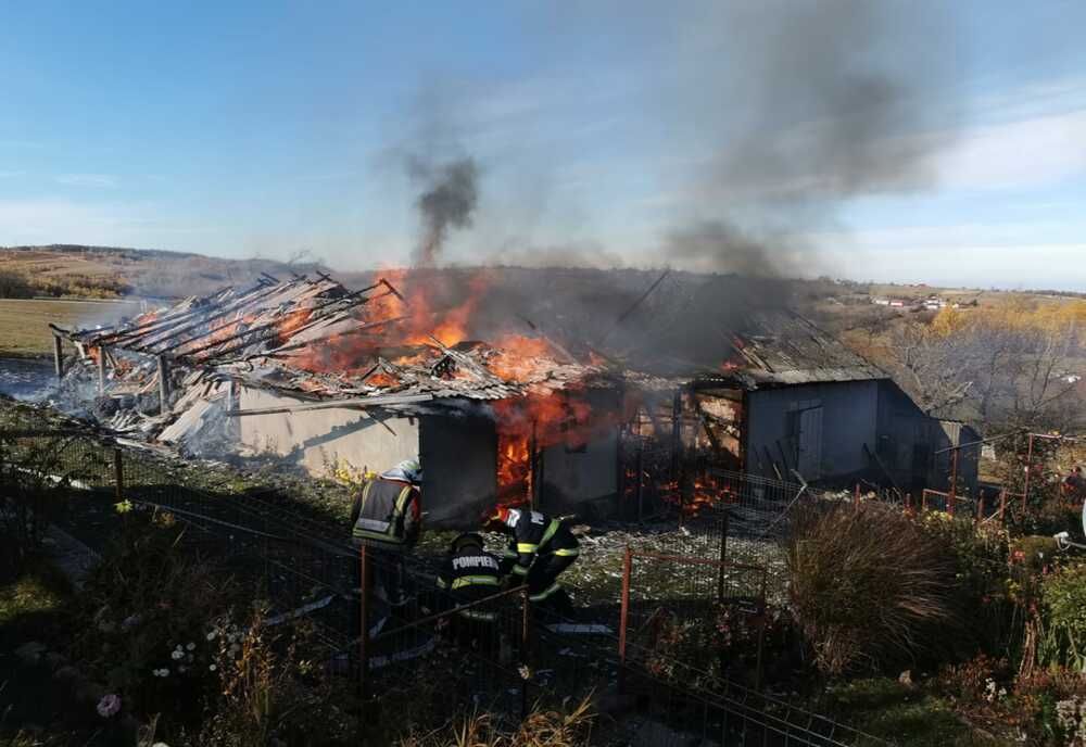 Incendiu provocat de copii! Pompierii s-au luptat 6 ore cu flăcările (FOTO)