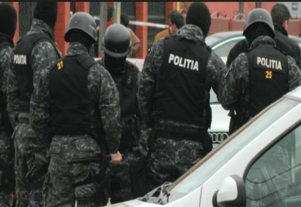 Mascații le-au bătut la ușă! Doi orădeni, cercetați pentru trafic de droguri