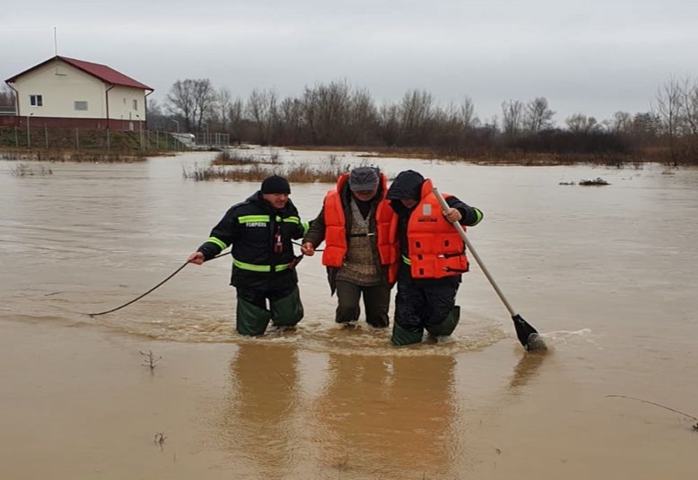 Atenție, COD PORTOCALIU de viituri! Bărbat surprins de creșterea bruscă a nivelului apei, salvat de pompierii bihoreni