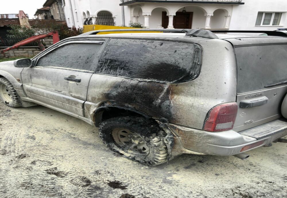 Incendiu la un service auto din Ștei (FOTO)