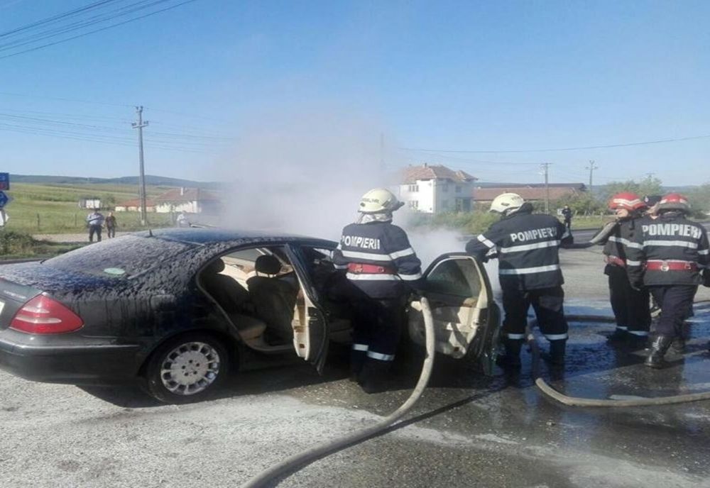 Maşini cuprinse de flăcări în două localităţi din Bihor