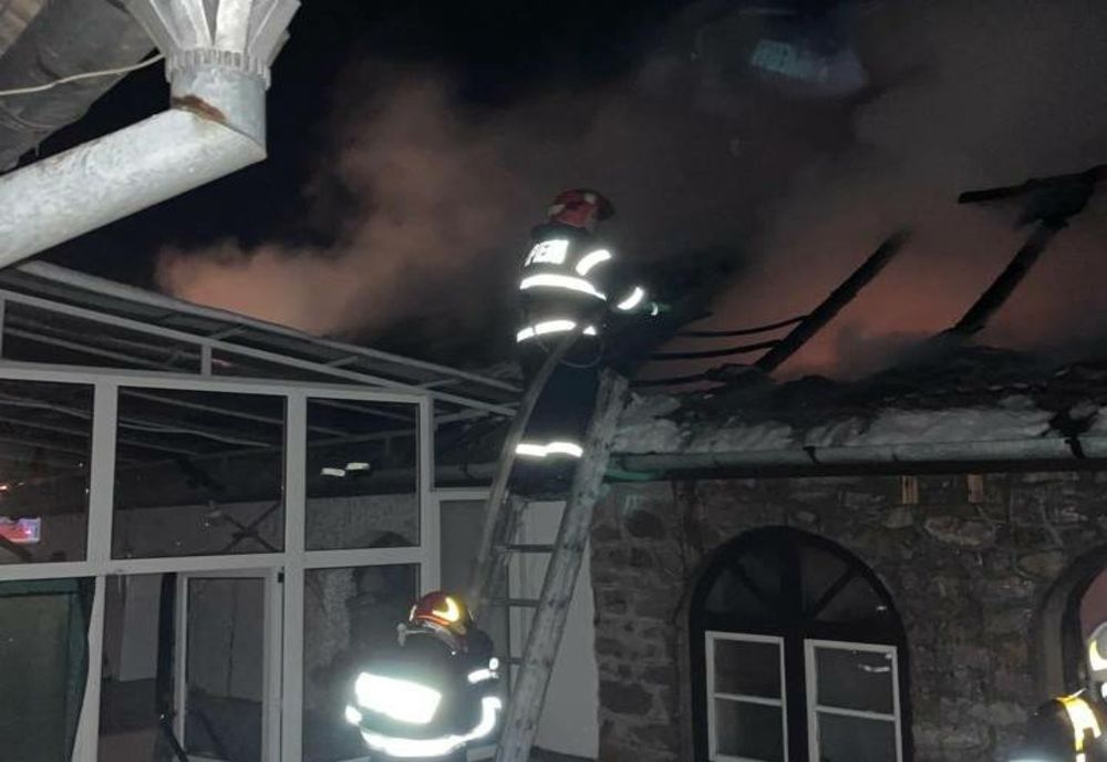 Incendiu violent la o gospodărie din Ciumeghiu, produs, cel mai probabil, din cauza unei defecțiuni la centrala termică