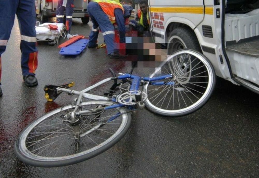 Femeie din Tileagd, care circula pe bicicletă, acroșată de un autoturism