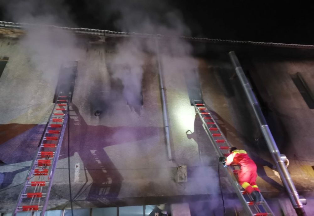 Incendiu la un bloc din Popești | 18 adulți și 6 copii au fost evacuaţi