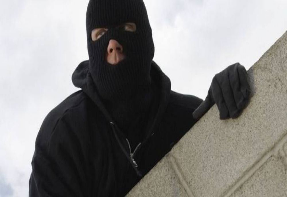 Septuagenară, tâlhărită în propria casă! Făptașul a ajuns după gratii