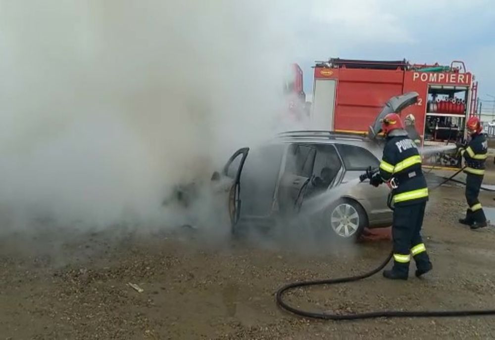 O maşină a luat foc, în mers, în Oradea (FOTO)