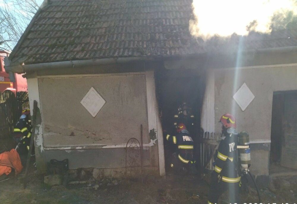 Tragedie într-un sat din Bihor! Un bărbat a murit după ce a adormit cu ţigara aprinsă (FOTO)