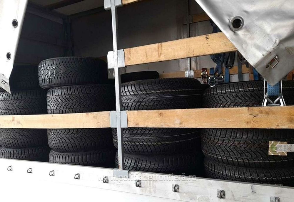 Peste două tone de anvelope uzate, oprite la intrarea în țară, în Vama Borș