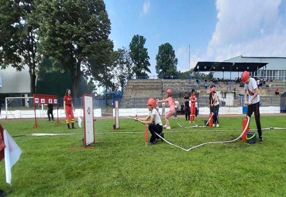 FOTO: Peste 90 de elevi din Bihor au participat la competițiile școlare „Prietenii pompierilor” şi „Cu viaţa mea apăr viaţa”! Cine sunt câștigătorii