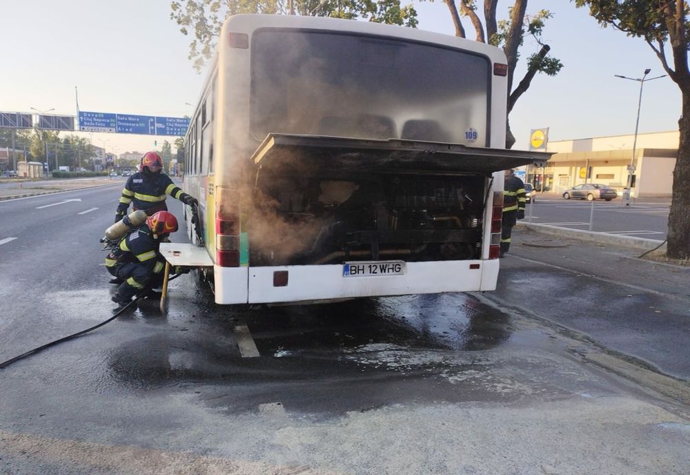 Incendiu la un autobuz, în Oradea: 10 pasageri și șoferul s-au autoevacuat (FOTO)