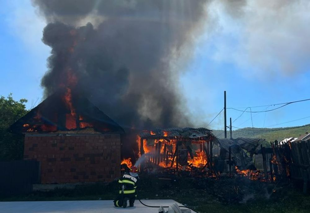 Incendiu de proporții la o casă din Nucet (FOTO)