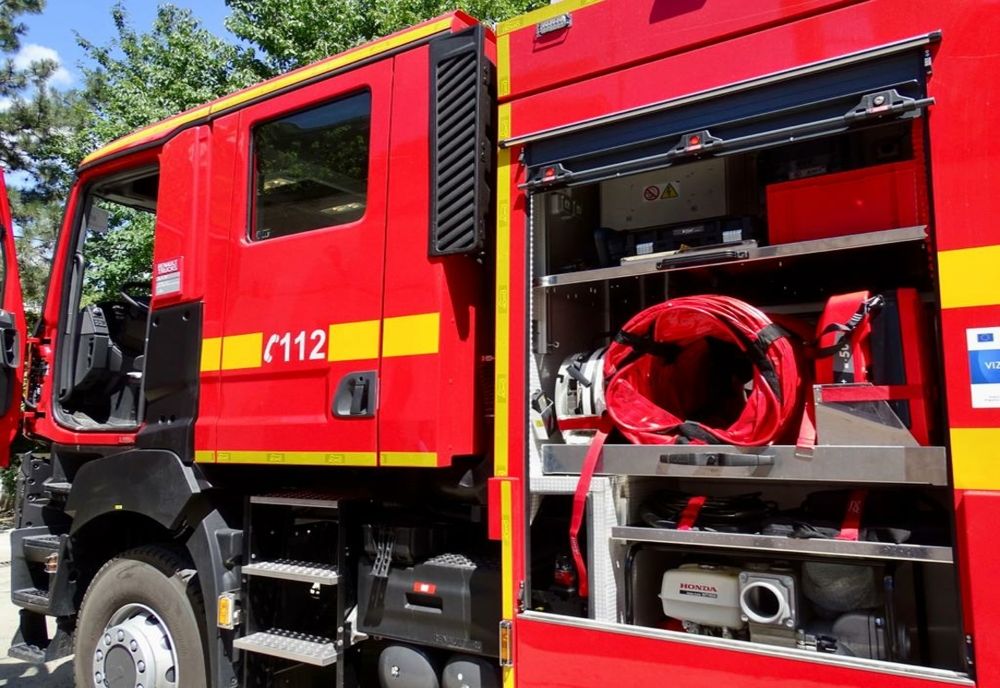 Incendiu la un bloc cu opt etaje din Oradea