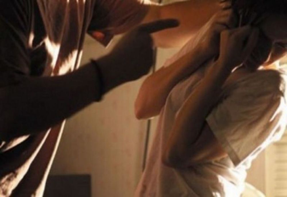 Caz şocant în Bihor! Minoră de 15 ani ameninţată de 11 persoane să îşi retragă o plângere penală