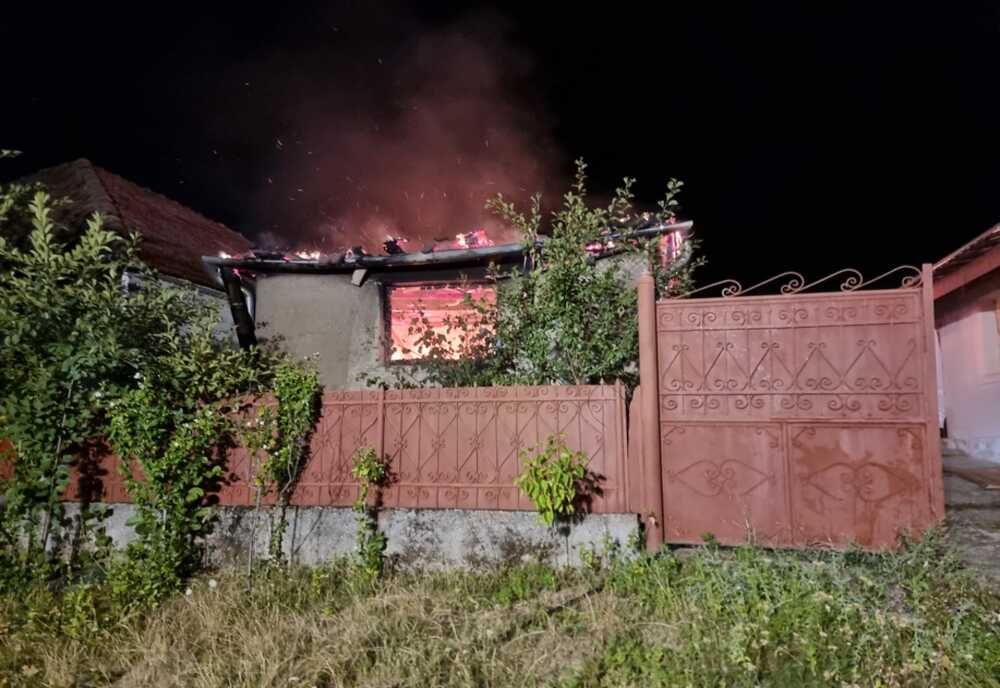 Incendiu violent la o locuință din localitatea Calea Mare (FOTO)