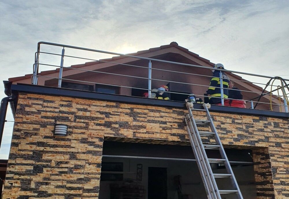 Incendiu la o locuință situată în localitatea Sântion