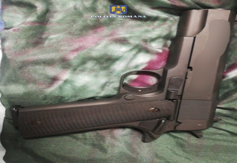 Percheziţii în Salonta! Arme şi ţigări descoperite şi confiscate de poltisti (FOTO)