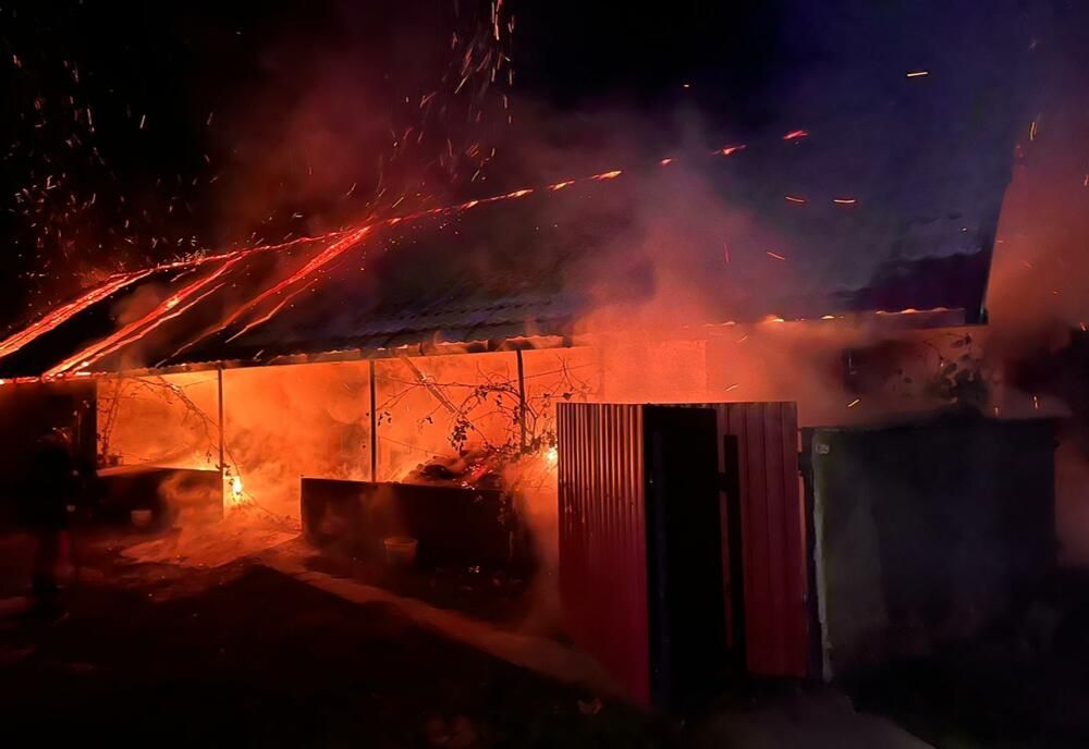 Incendiu la o gospodărie din Fegernic! Focul a pornit din cauza unei improvizaţii electrice (FOTO)