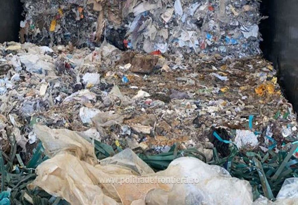 Peste 78 de tone deşeuri din plastic, cauciucuri, textile şi haine uzate, oprite la intrarea în țară, în vămile Nădlac II și  Borș II 