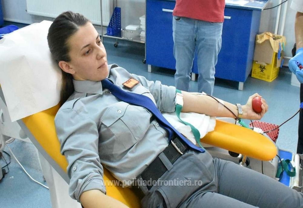 Peste 70 de elevi ai Şcolii de Pregătire a Agenţilor Poliţiei de Frontieră "Avram Iancu" Oradea au donat sânge