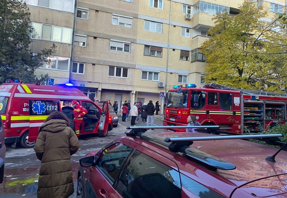 Alertă în Oradea! 10 persoane evacuate după ce un apartament a fost cuprins de flăcări (FOTO)