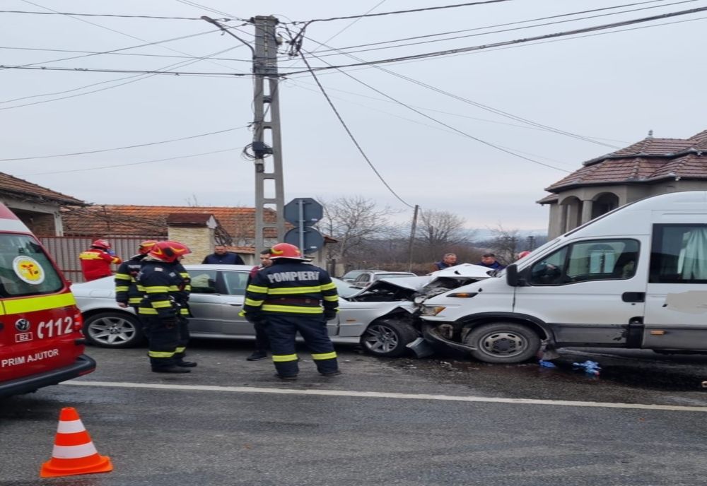 Accident rutier pe DN 76, în Petrileni, între un microbuz și un autoturism! Opt persoane, dintre care 4 copii, au ajuns la spital
