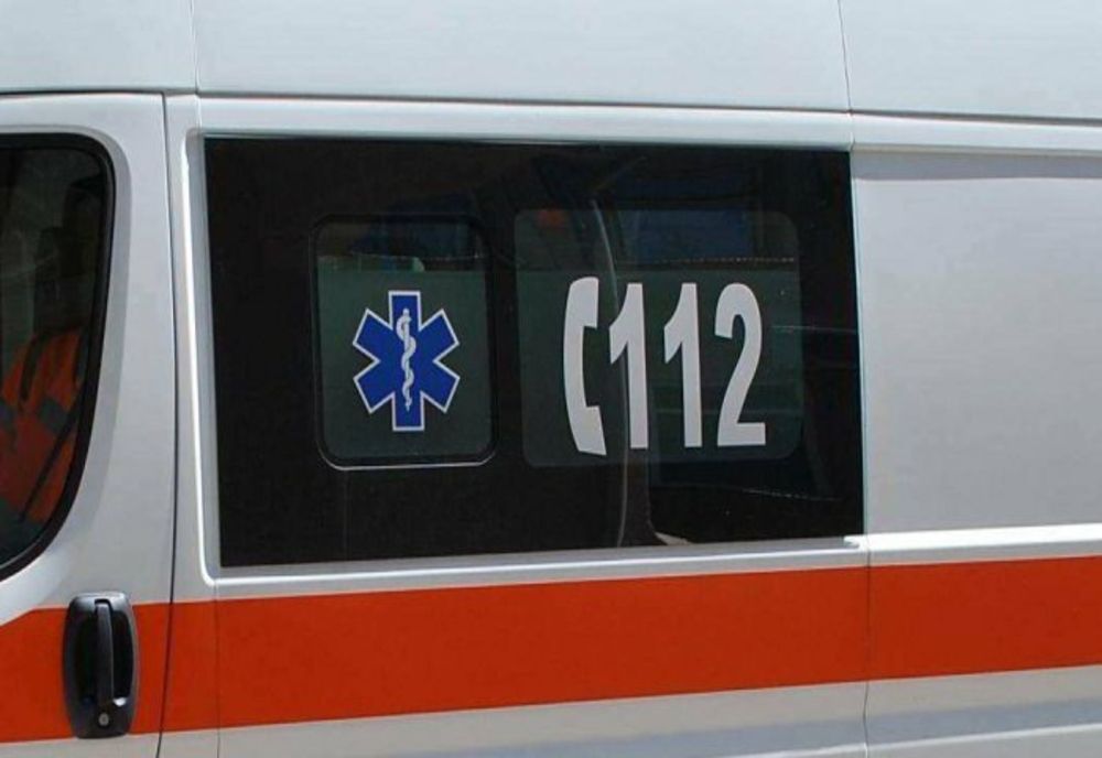 Ambulanță aflată în misiune, implicată într-un accident rutier, în afara localității Borod! Șoferul și o asistentă au fost răniți