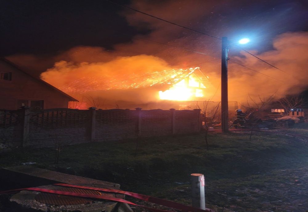 Incendiu de amploare în Sântion! O casă și două anexe au fost cuprinse de flăcări (FOTO)
