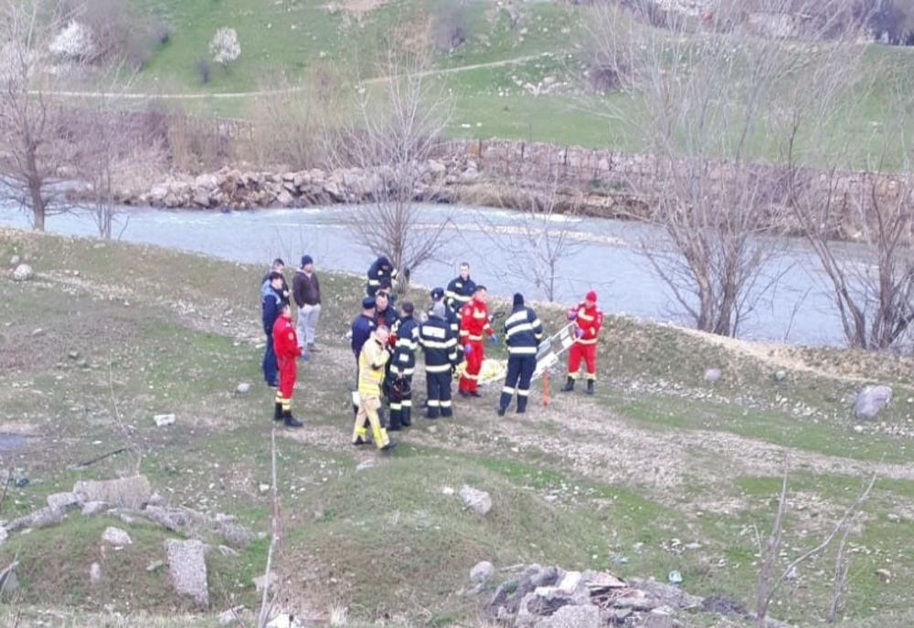 Bărbat salvat de pompieri după ce a căzut în apele Crișului Repede, în zona Cartierului Ioșia din Oradea (FOTO)