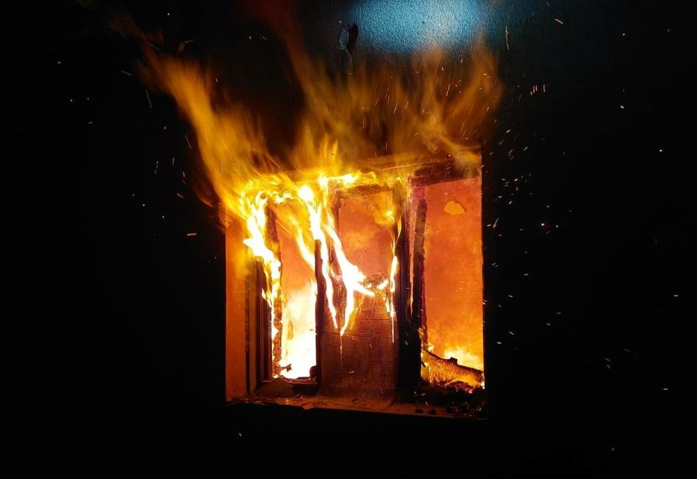 Incendiu la o casă din Holod | Focul a pornitdin cauza unui scurtcircuit (FOTO)