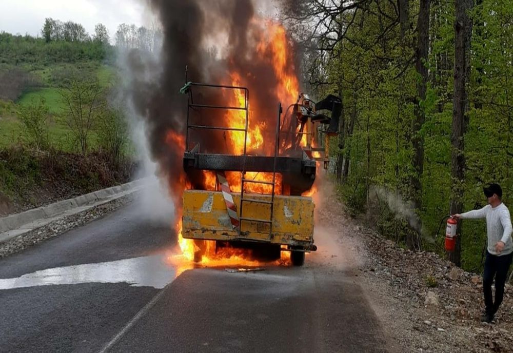 Incendiu între localitățile Luncasprie și Răcaș la un utilaj pentru întreținerea drumurilor (FOTO)