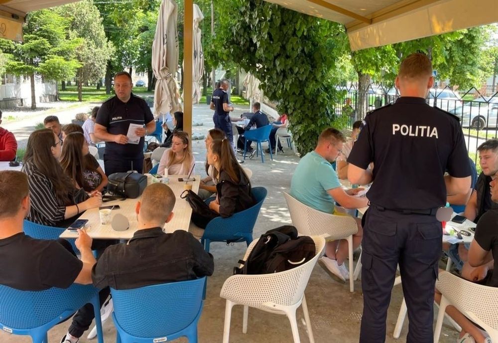 Elevii și studenții orădeni, sfătuiți de polițiști despre cum să se protejeze de fraudele sau agresiunile comise prin intermediul Internetului