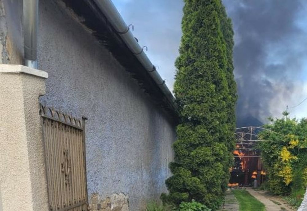 O persoană a fost rănită în urma unui incendiu produs în Marghita! A fost transportată la spital cu elicopterul SMURD (FOTO)