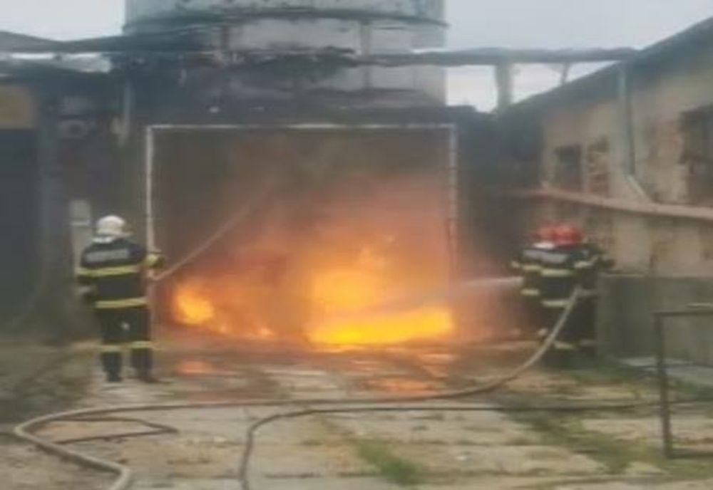 Incendiu la o societate comercială din Lunca: a ars un siloz (FOTO)