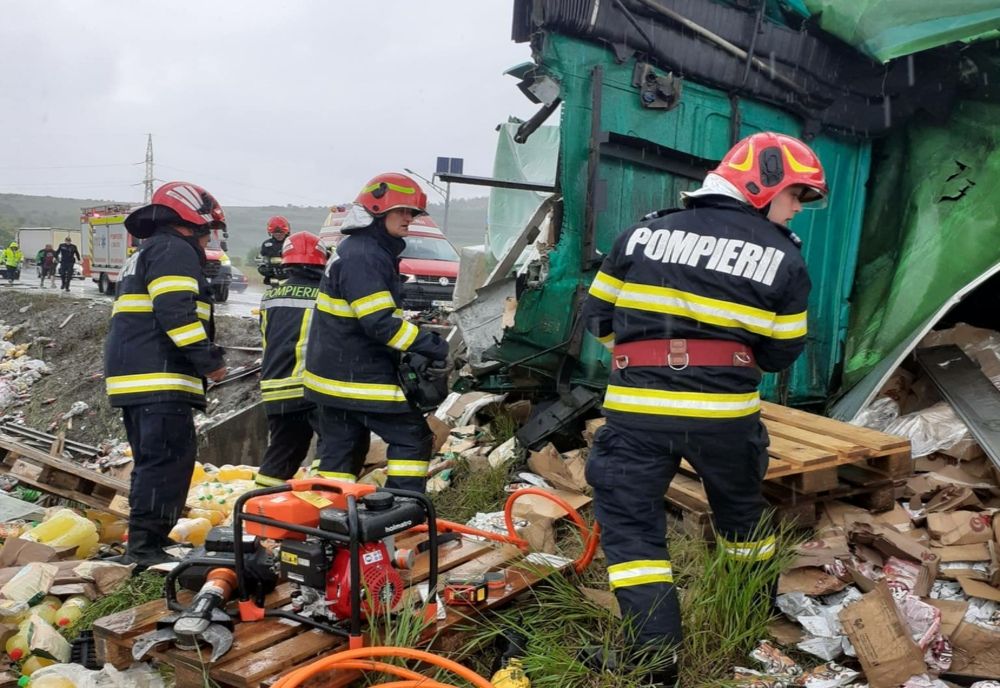 Grav accident pe DN1E60! Şoferul unui autotren a murit (FOTO)