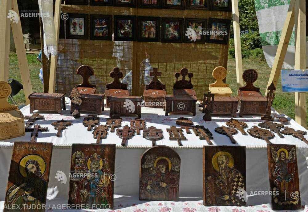 TÂRGUL ICONARILOR ŞI AL MEŞTERILOR CRUCERI