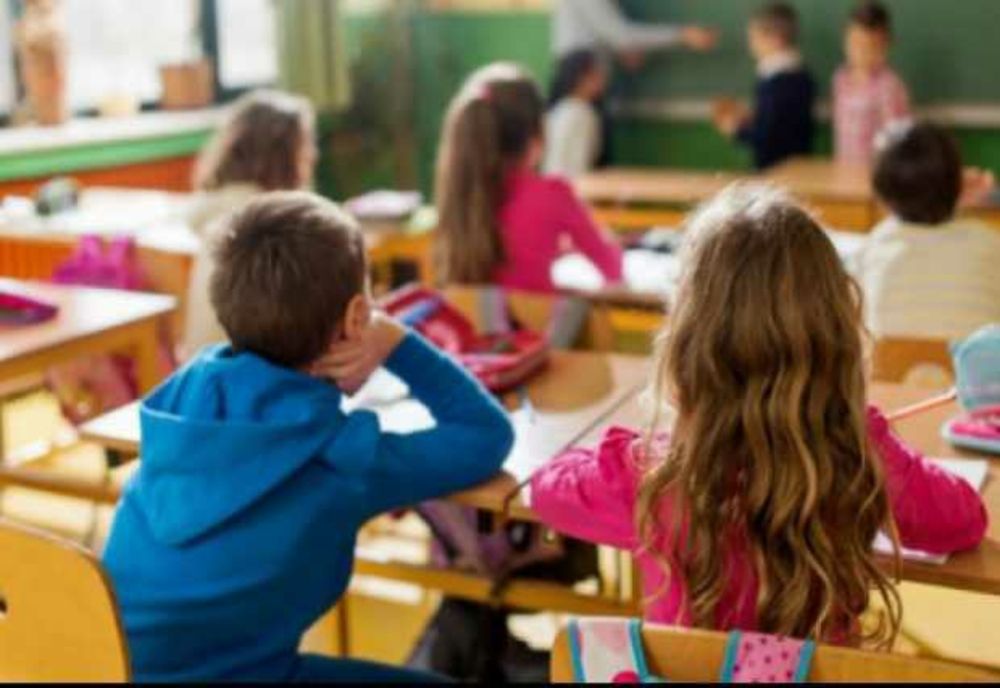 APROAPE 84.000 DE CARDURI EDUCAŢIONALE DESTINATE ELEVILOR DIN MEDII VULNERABILE, ÎNCĂRCATE CU 500 DE LEI