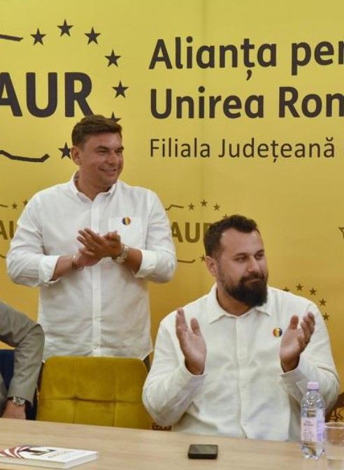 ENTUZIASM LA AUR BIHOR DUPĂ PRIMELE EXIT POLL-URI, CARE ÎL PLASEAZĂ PE GEORGE SIMION PE PRIMUL LOC ÎN PRIMUL TUR AL ALEGERILOR PREZIDENȚIALE. LIDERII LOCALI AU APLAUDAT REZULTATUL ȘI SPUN CĂ VOTUL A FOST UN SEMNAL CLAR AL TREZIRII CONȘTIINȚEI POPULARE