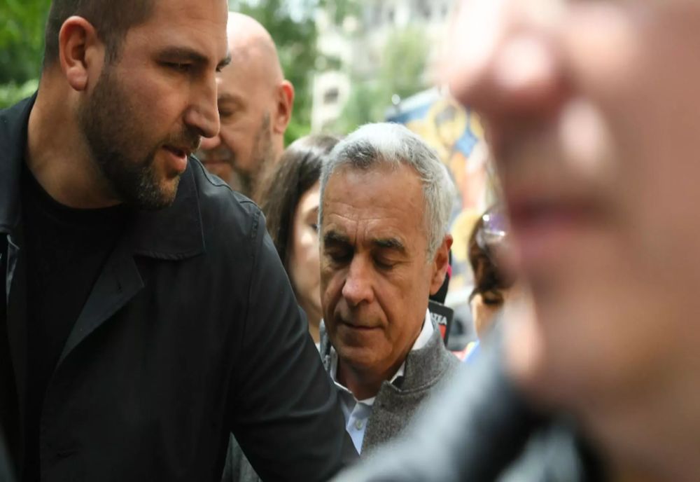 CĂLIN GEORGESCU AJUNGE LA SECȚIA DE POLIȚIE DIN BUFTEA. AMPLĂ MOBILIZARE A SUSȚINĂTORILOR SĂI: CE MESAJ VA RANSMITE LIDERUL RESPINS DE SISTEM? 