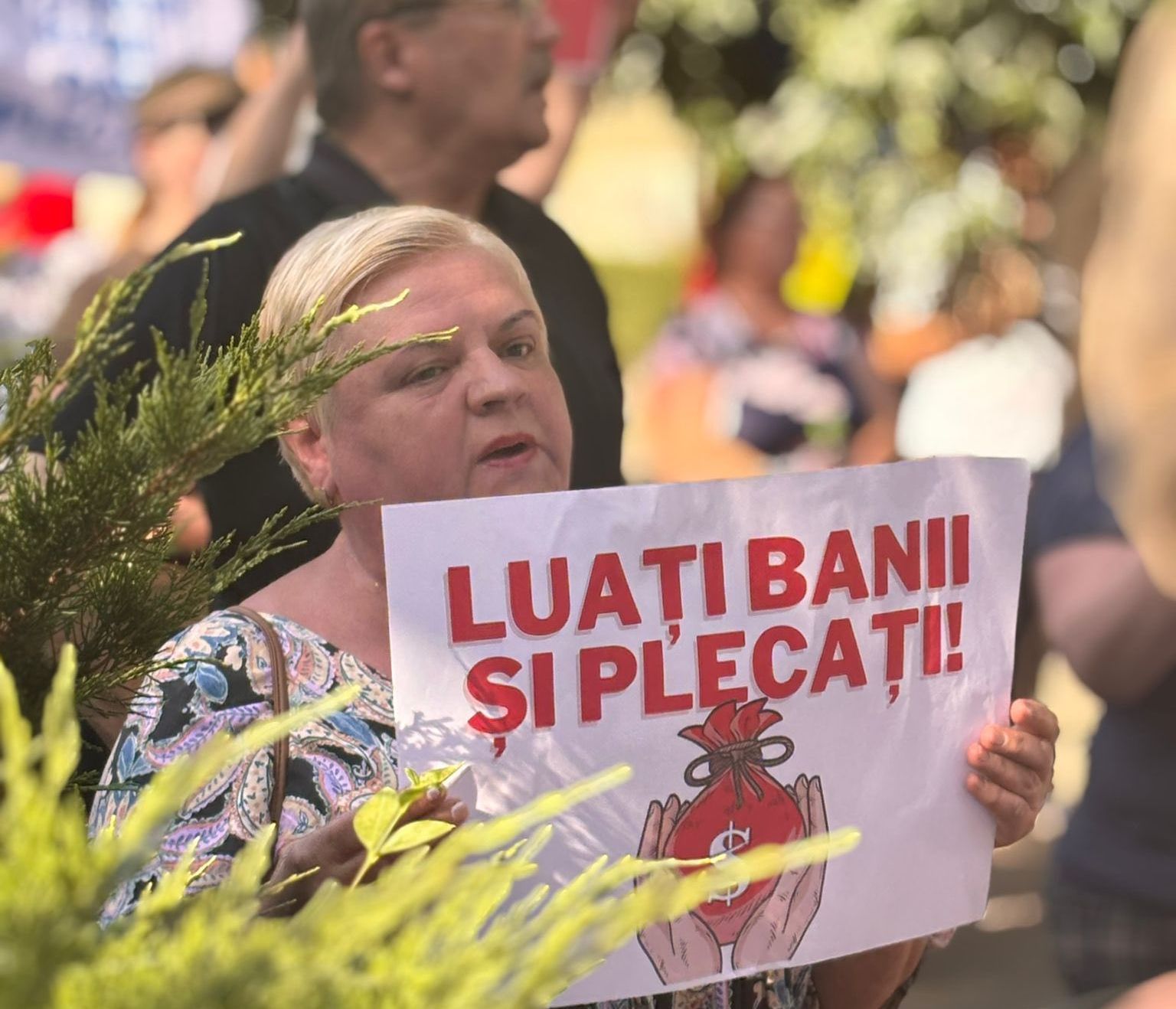 SUTE DE BIHORENI AU PROTESTAT AZI ÎN FAȚA PREFECTURII ÎMPOTRIVA PACHETULUI DE MĂSURI DE AUSTERITATE NEGOCIAT DE CUPLUL NICUȘOR DAN – ILIE BOLOJAN
