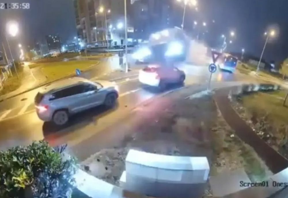 Accident spectaculos la Oradea: un șofer a ajuns la spital după ce a „zburat” cu mașina peste un sens giratoriu - VIDEO