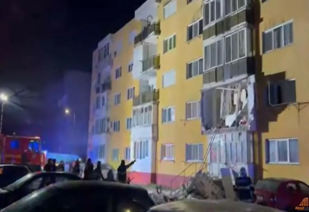 Explozie devastatoare într-un bloc din Bihor: o femeie, grav rănită după prăbușirea balconului