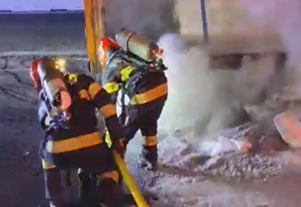 Imagini dramatice pe DN 1: Un TIR încărcat cu plastic a luat foc în mers după explozia unui cauciuc