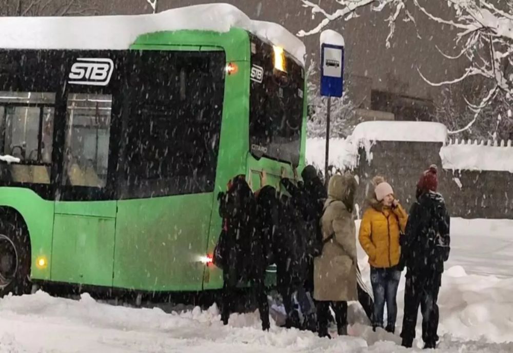 Blocaje masive în trafic, pe calea ferată și în aeroporturi. Bărbat găsit mort într-un taxi din Sectorul 1 al Capitalei