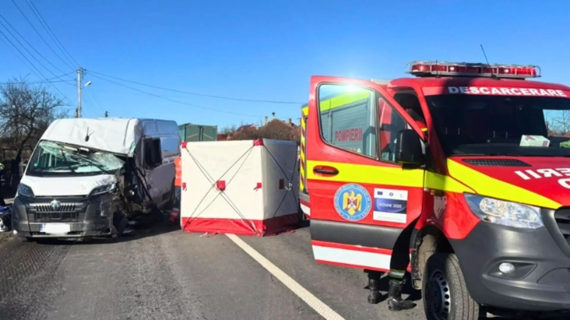 Accident grav pe DN1, în Bihor: șofer de microbuz în stop cardio-respirator după impactul cu un TIR. Alte trei persoane, rănite